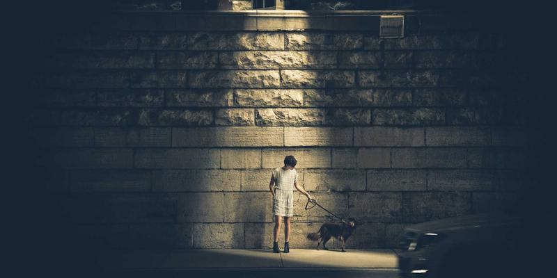 专业产品摄影后期精修指南：如何通过高光与阴影塑造金属与玻璃质感