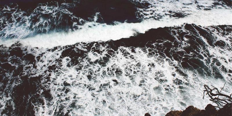 专业级人像精修指南：掌握频率分离与中性灰技术，打造无瑕质感影像